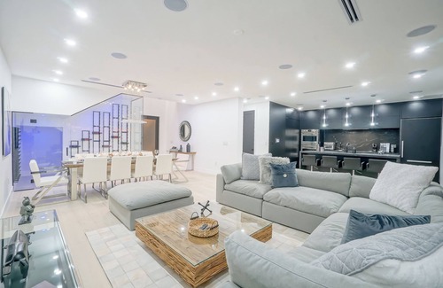 Buena Vista Villa | Luxury Heated Pool + BBQ + 15 Min To Beach