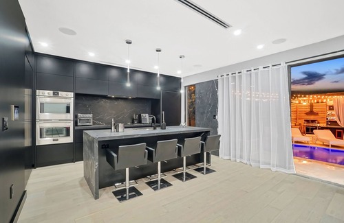 Buena Vista Villa | Luxury Heated Pool + BBQ + 15 Min To Beach