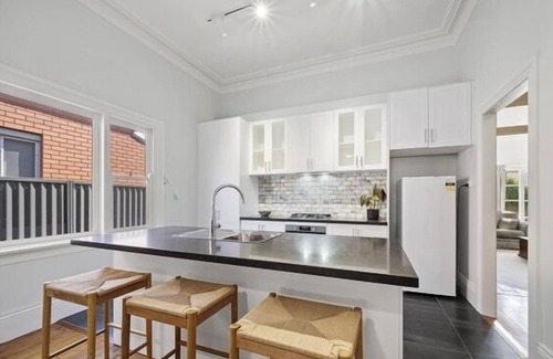 Lake Wendouree House | Luxury Heritage home in central Ballarat. Close to Lake Wendouree, restaurants.