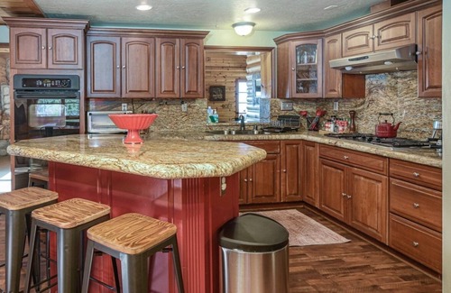 Pine Cove Cabin | Luxury Hilltop Log Cabin On 4.5 Acres. Panoramic Views and Pet Friendly