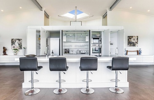 Waiwera Villa | Luxury Hilltop Villa with Breathtaking Views- Perfect for Family Stays & Events