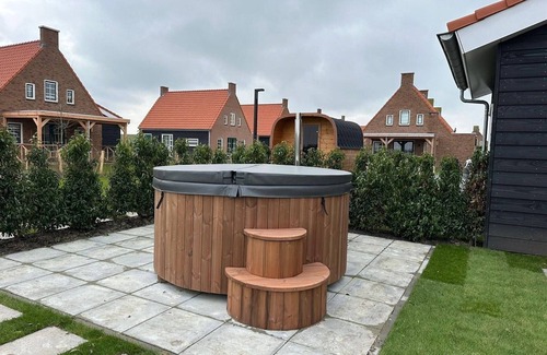 Ossenisse House | Luxury Holiday Home With hot Tub, in Zeeland