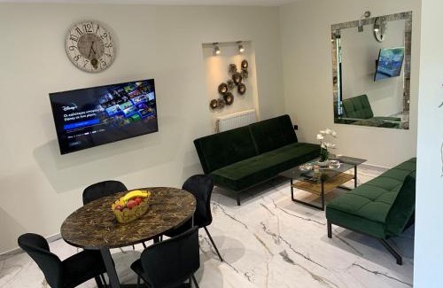 Akovitika Apartment | Luxury Home with Garden in the Suburbs