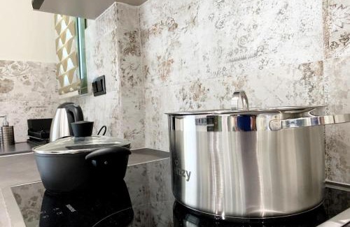 Akovitika Apartment | Luxury Home with Garden in the Suburbs