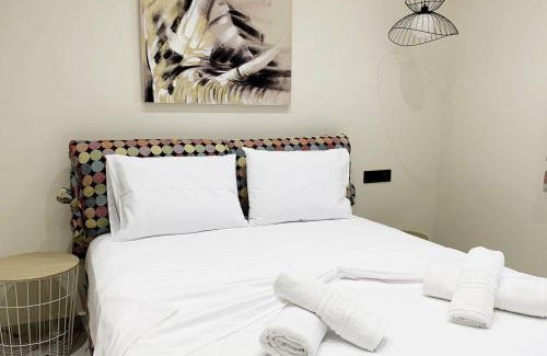 Akovitika Apartment | Luxury Home with Garden in the Suburbs