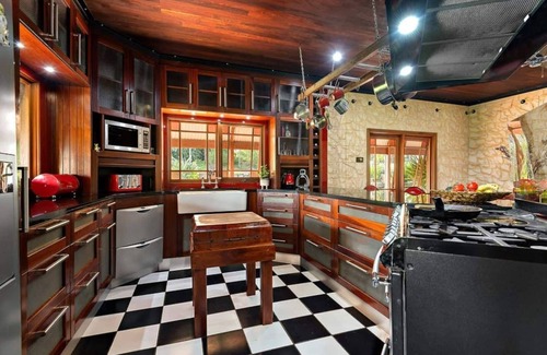 Branxton House | Luxury homestead with pool and spa, Hunter Valley