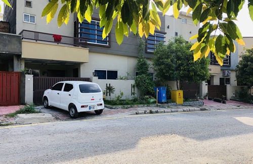 Bahria Town House | Luxury house with 4 bedrooms and free parking