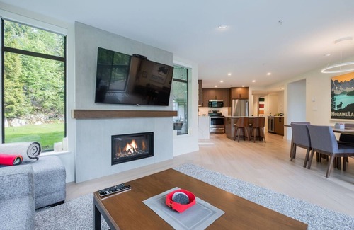 Blueberry Hill Condo | Luxury Hudson's Bay Stay | Mtn Views | AC | BBQ