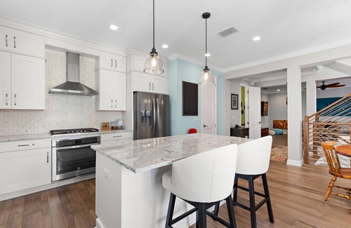 Courier City - Oscawana House | Luxury Hyde Park 3BR Retreat ☀️ Shuffleboard & Soaking Tub 🌴 Family Friendly