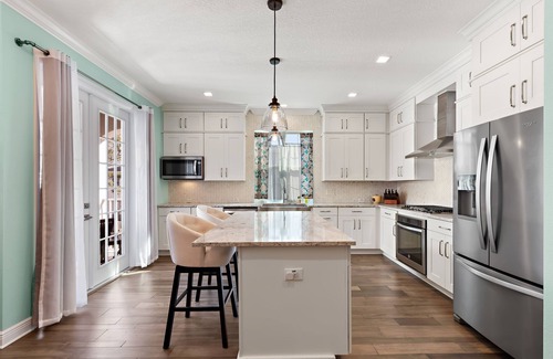 Courier City - Oscawana House | Luxury Hyde Park 3BR Retreat ☀️ Shuffleboard & Soaking Tub 🌴 Family Friendly