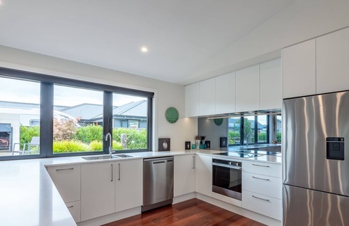 Mapua House | Luxury in Mapua Stylish and spacious luxury home in popular Mapua.