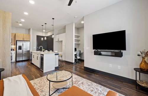 North Burnet Apartment | Luxury King Bed+Pool+Gym+DowntownATX+Domain+Q2Stadium