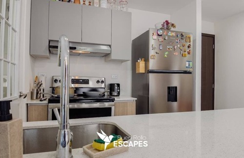 Zona 11 Apartment | Luxury KING Bed | FREE Pool & Gym | With Balcony