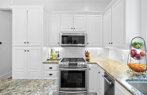 Rivercrest House | ⭐️Luxury Lake Austin: Pool, Hot Tub, Chef, Waterfront Dock & Pizza Oven⭐️