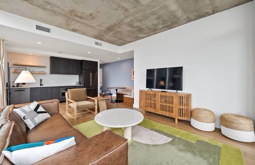 Rainey Street Historic District Condo | Luxury Lake View Corner Condo