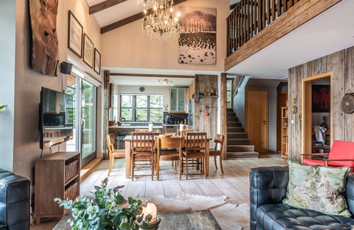 Selfoss Villa | Luxury Lakefront Holiday Villa with hot tub