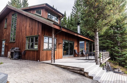 Selfoss Villa | Luxury Lakefront Holiday Villa with hot tub