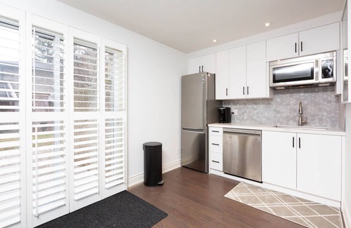 Clarkson-Lorne Park House | Luxury Lakeside Studio by Jack
