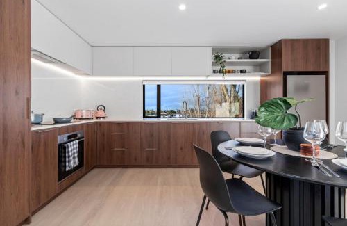 Hamilton North House | Luxury Living with Views -By KOSH BNB