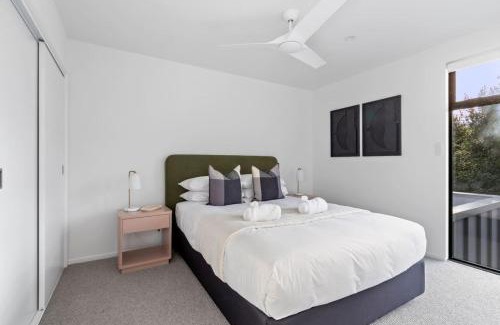 Hamilton North House | Luxury Living with Views -By KOSH BNB