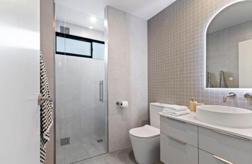 Hamilton North House | Luxury Living with Views -By KOSH BNB