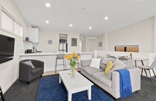 Frankton Apartment | Luxury Livingstone Views - Kea Suite