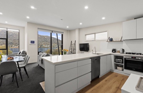 Frankton Apartment | Luxury Livingstone Views - Kea Suite