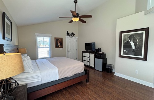 Elizabethtown Resort | Luxury Lodging, Lakefront View ,King Bed w/Private Bath, Private Patio.