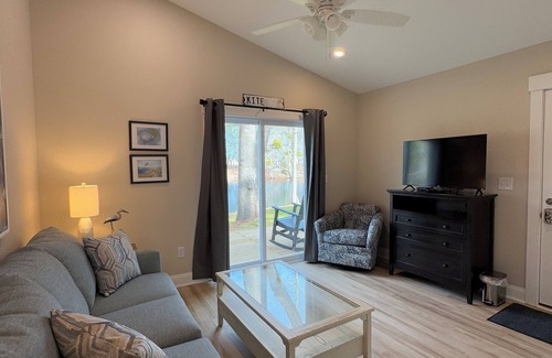 Elizabethtown Resort | Luxury Lodging, Lakefront View, King Bed w/Private Bath, Patio
