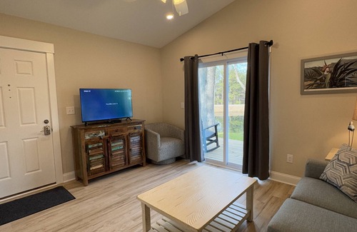 Elizabethtown Resort | Luxury Lodging, Lakefront View, King Bed w/Private Bath, Patio