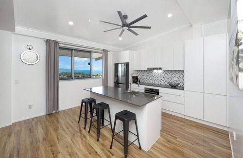 Castle Hill Apartment | Luxury Loft with Stunning Views (Downstairs)
