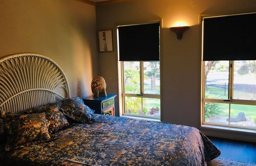 McCracken Bed & Breakfast | Luxury Londolozi Lodge African themed pet-friendly haven traditional B&B