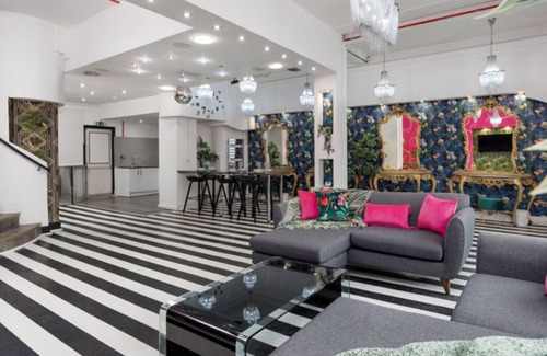 Liverpool Apartment | Luxury Mirror Party Pad!