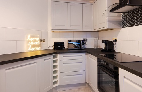 Brownswood Condo | Luxury, Modern Apartment w/Netflix in Zone 2