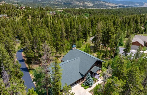 Granby House | Luxury Mountain Cabin: Hot Tub, Mtn Views, Game Room - Sleeps 10