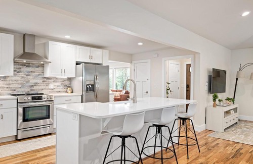Alexander House | Luxury mountain oasis, hot tub & 15 mins to DT AVL