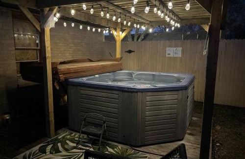 Heart of Lubbock Apartment | Luxury Oasis- 1 bedroom romantic getaways