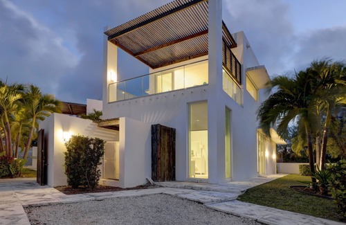 Jimmy Hill Villa | Luxury Ocean View Beach Villa with Private Pool Garden Courtyard in Great Exuma