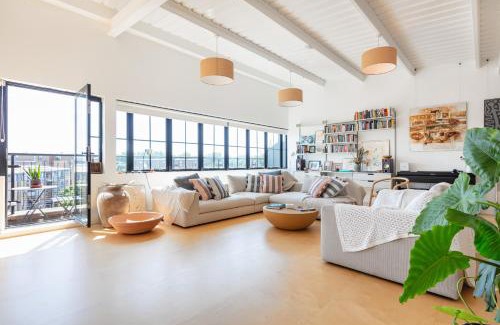 Upper Clapton Apartment | Luxury Penthouse Loft in Art-Deco Warehouse Conversion