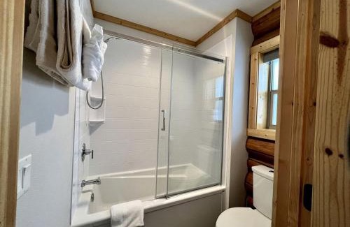 Bonners Ferry House | Luxury Pet-Friendly 1-Bedroom Log Cabin in Bonners Ferry with Full Kitchen and Wi-Fi