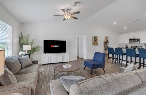 Mariner House | Luxury Retreat w/Heated Saltwater Pool &Big Patio Perfect for 2 families