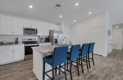 Mariner House | Luxury Retreat w/Heated Saltwater Pool &Big Patio Perfect for 2 families