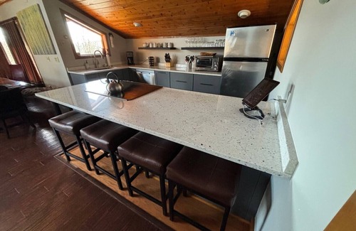 Central Vermont- Killington House | Luxury Ski House on Killington Mtn, 2 beds & Den w/3 en-suite baths, hot tub