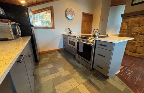 Central Vermont- Killington House | Luxury Ski House on Killington Mtn, 2 beds & Den w/3 en-suite baths, hot tub