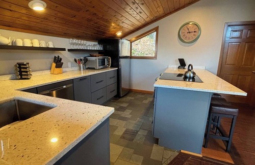 Central Vermont- Killington House | Luxury Ski House on Killington Mtn, 2 beds & Den w/3 en-suite baths, hot tub