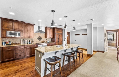 Park City Condo | Luxury Ski-In/Out Canyons, PetFriendly, Fireplace