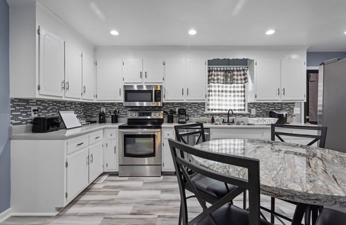 Prince George House | Luxury Stay! 15 min away from Fort Gregg-Adams.