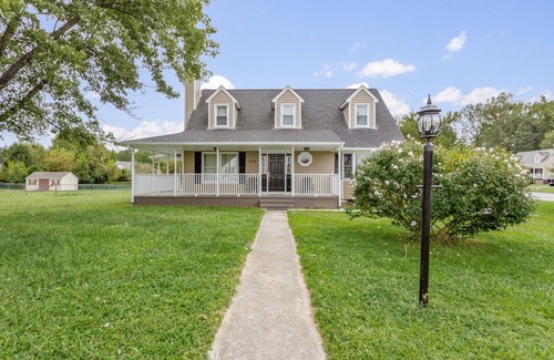 Prince George House | Luxury Stay! 15 min away from Fort Gregg-Adams.