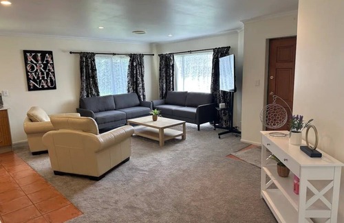 Clover Park House | Luxury stay near Auckland Airport and City Centre