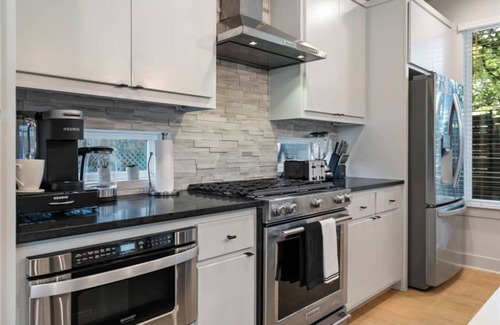 Swede Hill Apartment | Luxury Stay w/Ping-Pong & Pool